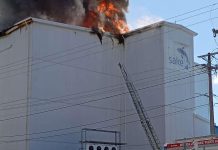 Declaran tercera alarma de emergencia en incendio industrial en Puerto Varas