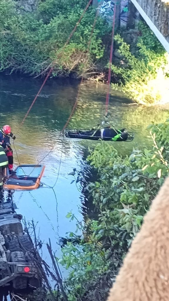 Rescatan a conductor de camión de carga que cayó desde un puente al río Calcurrupe en Lago Ranco