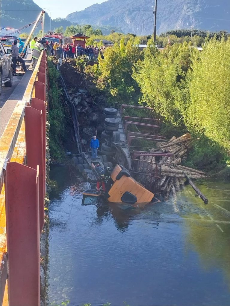Rescatan a conductor de camión de carga que cayó desde un puente al río Calcurrupe en Lago Ranco