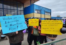 Comunidad educativa de la Escuela Canadá en Osorno se manifiesta tras despido de profesores y fusión de cursos
