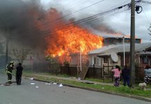 Incendio destruyó una vivienda en Entre Lagos. El fuego alcanzó a otras tres casas