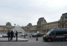 «De valor incalculable»: Sujetos huyen tras robar joyas desde el museo del Louvre