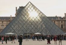 Uno fue capturado en aeropuerto de París: Detienen a dos sospechosos por robo en Louvre