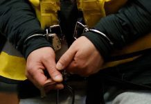 Tienen 80 y 50 años: Detienen a dos hombres por presunta violación contra menores de edad en Pucón