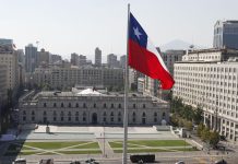 Salida de capitales de Chile alertan expertos, prevén dificultad para crecer al 4%, con impacto en empleo.