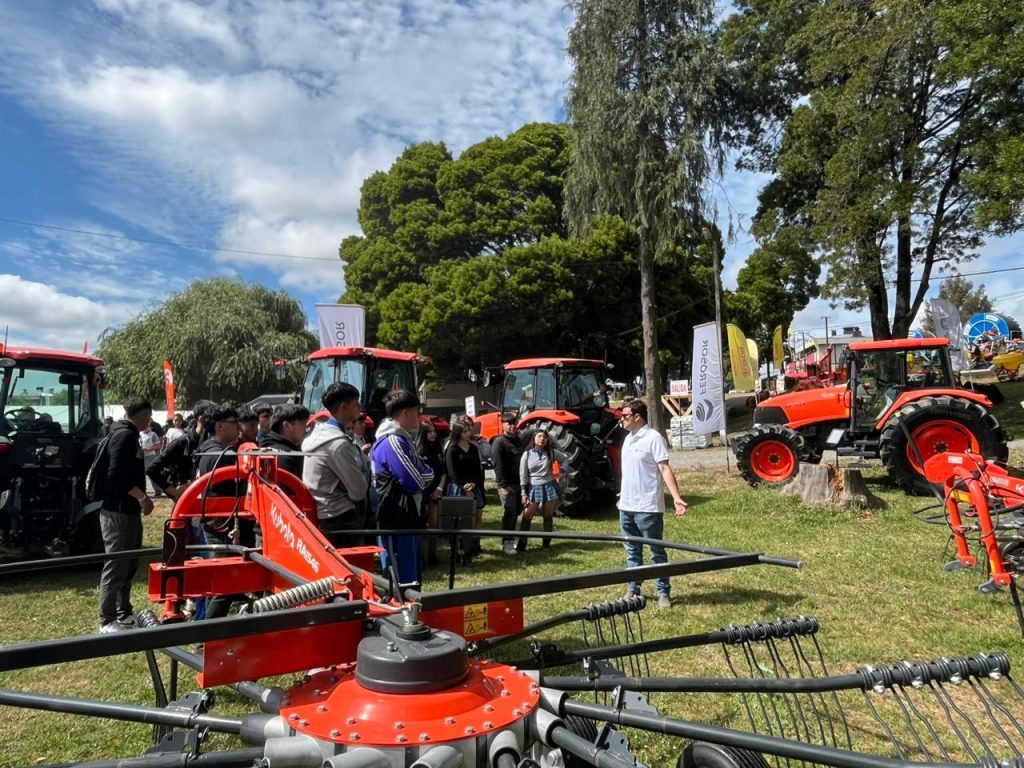 La Ruta del conocimiento conecto a los estudiantes de Liceos Agrícolas con la tecnología, en Sagofisur 2025