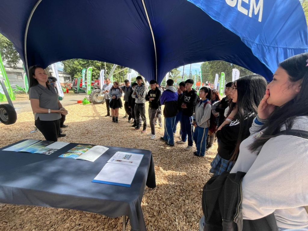 La Ruta del conocimiento conecto a los estudiantes de Liceos Agrícolas con la tecnología, en Sagofisur 2025