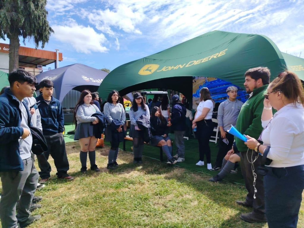 La Ruta del conocimiento conecto a los estudiantes de Liceos Agrícolas con la tecnología, en Sagofisur 2025
