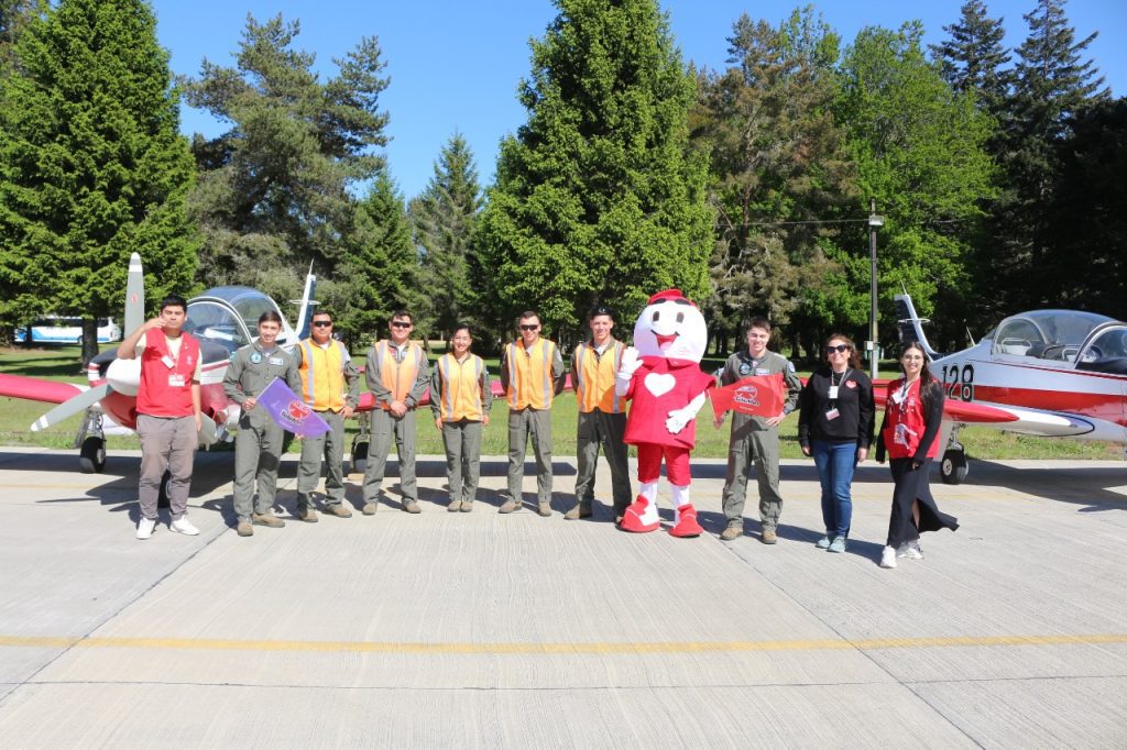 Teletín compartió con aviadores militares en Puerto Montt