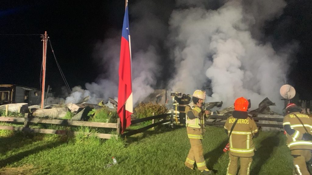 Tragedia en Río Bueno: mueren una mujer de 80 años y un menor de 15 en incendio