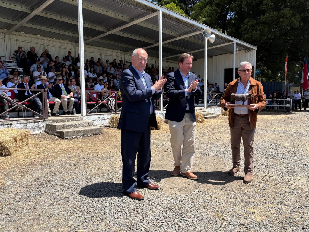 Reconocen trayectoria y compromiso con el agro en inauguración oficial de Sago Fisur 2025