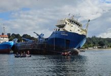 Motonave “Fusión” se estabiliza tras escora en bahía de Chincui y autoridades mantienen labores de salvataje