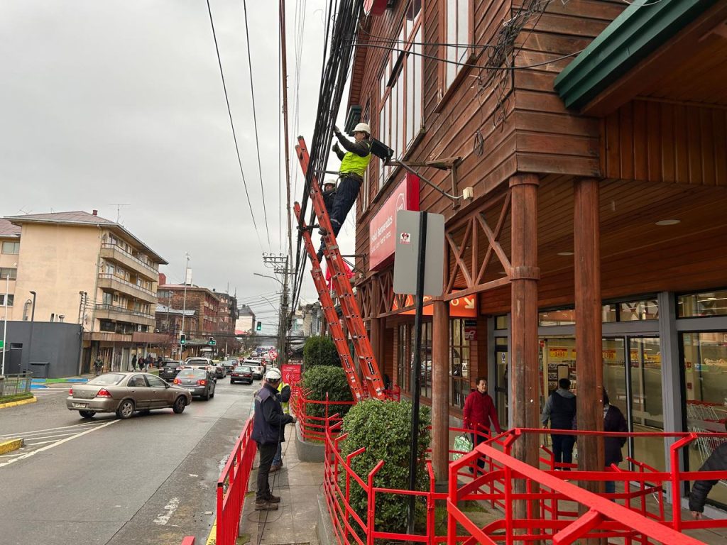 Puerto Varas limpia su espacio aéreo y retira más de 22 toneladas de cables