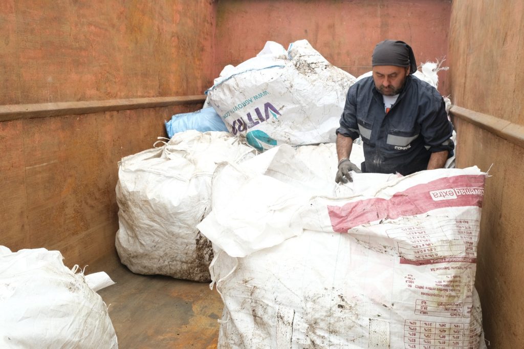 Casi 12 toneladas de plástico entregadas por los productores del agro, recolecto PROREP en el recinto SAGO