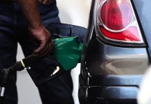 Regalo navideño: Bencinas sufren caída de precios a pocas semanas de fin de año