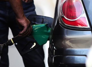 Regalo navideño: Bencinas sufren caída de precios a pocas semanas de fin de año inicio