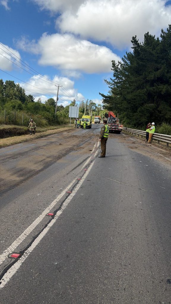 Derrame de alquitrán mantiene cortada la Ruta U-400 en ambos sentidos