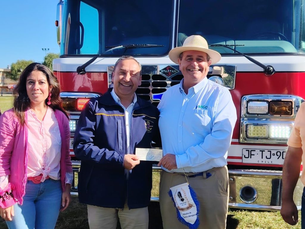SAGO A.G entrega aporte económico a la Primera Compañía de Bomberos por su colaboración en Sago Fisur 2025