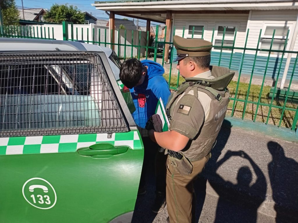 Delincuentes roban teléfono a conductora de aplicación y son detenidos por Carabineros en Ovejería