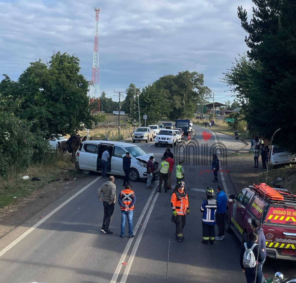 Cuatro personas lesionadas dejó la colisión entre furgón y un tractor en la ruta Riachuelo–Osorno