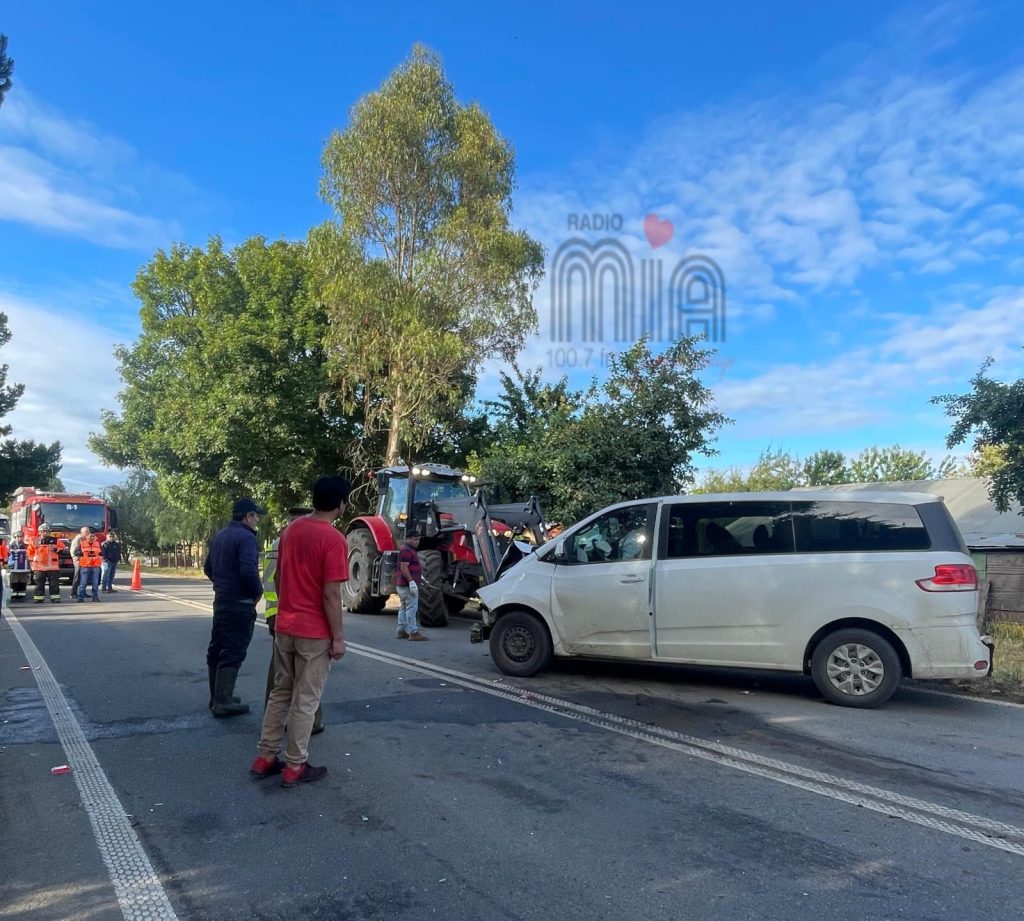 Cuatro personas lesionadas dejó la colisión entre furgón y un tractor en la ruta Riachuelo–Osorno