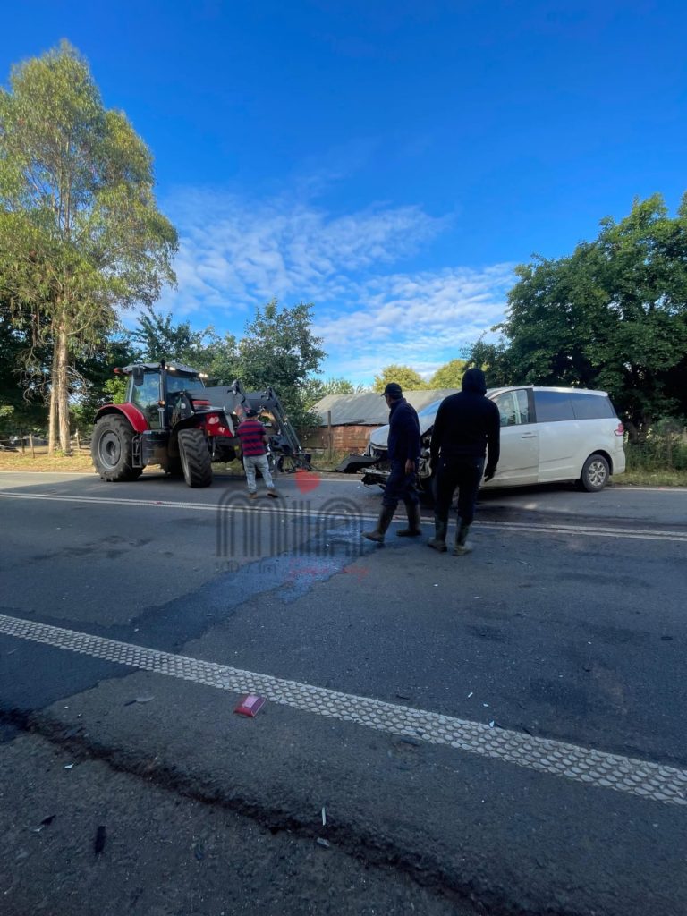 Cuatro personas lesionadas dejó la colisión entre furgón y un tractor en la ruta Riachuelo–Osorno