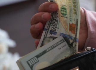 Dólar se hunde $10 y registra su menor nivel en más de un año ante nuevo récord del cobre inicio