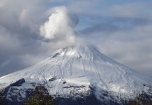 Contraloría advierte débil monitoreo de Volcán Villarrica y equipos sin uso por más de 10 años.