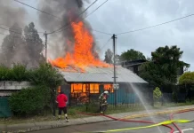 Niña de 14 años fue rescatada por vecinos durante incendio de una casa en Puerto Montt