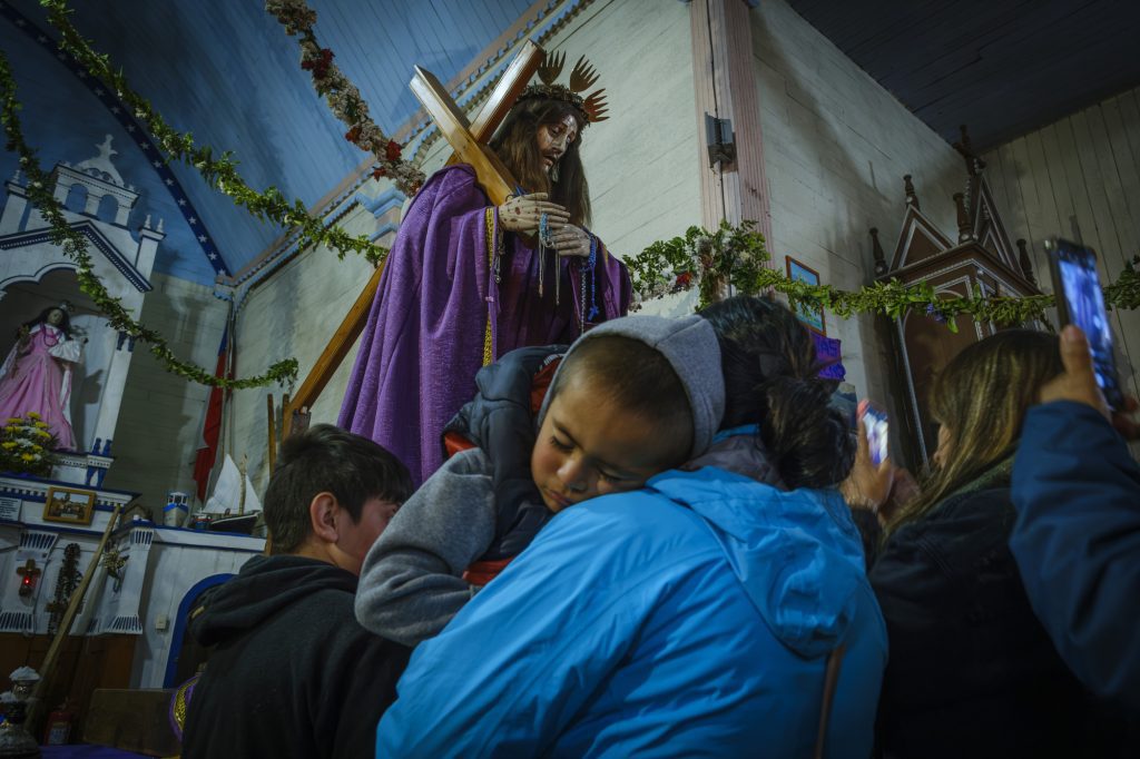 Exposición fotográfica “Miradas de Fe” retrata la devoción y tradición del Nazareno de Caguach