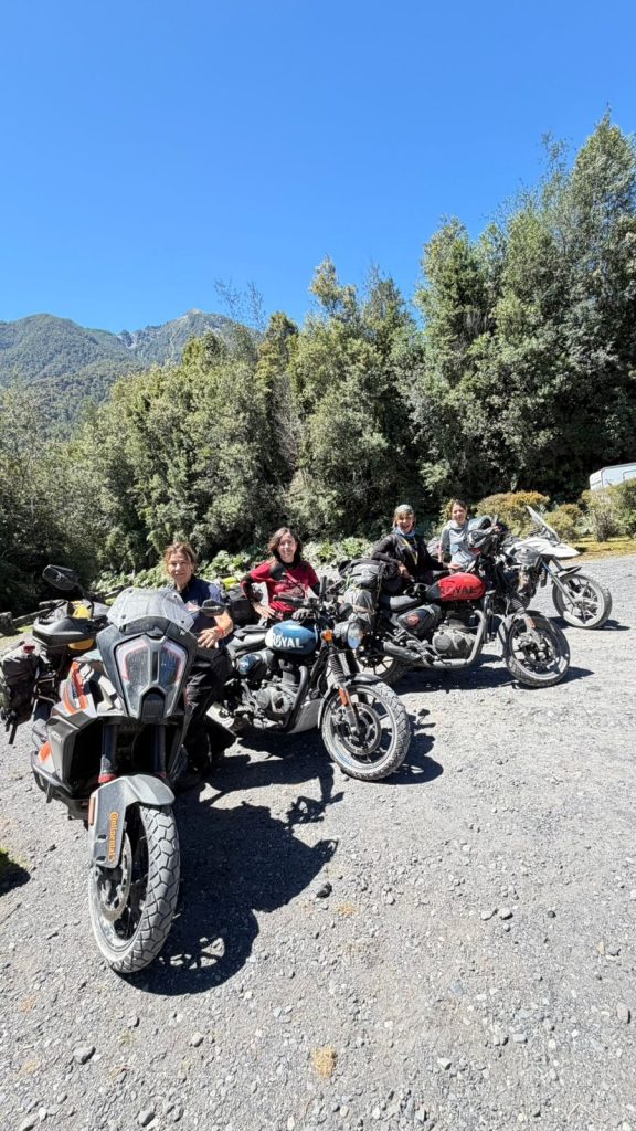 Trío de mujeres recorren el extremo sur de Chile en moto