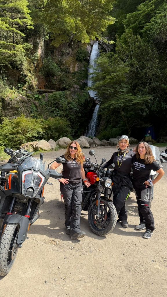 Trío de mujeres recorren el extremo sur de Chile en moto