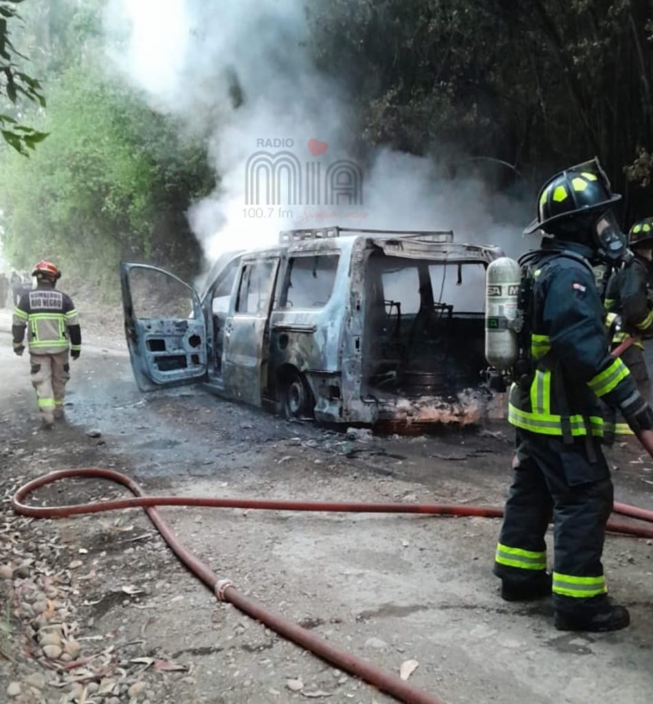 Cerca de las 6 AM: 10 personas evacúan furgón que ardió por completo en Río Negro