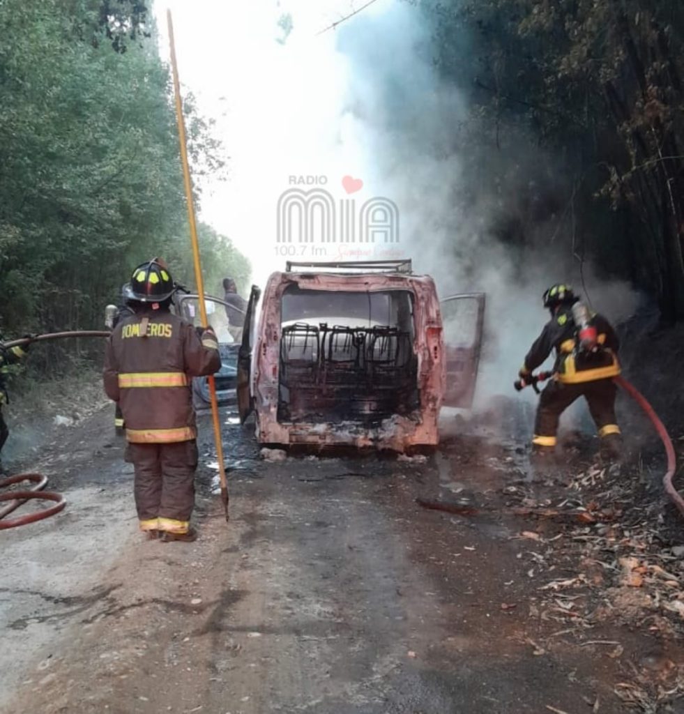 Cerca de las 6 AM: 10 personas evacúan furgón que ardió por completo en Río Negro
