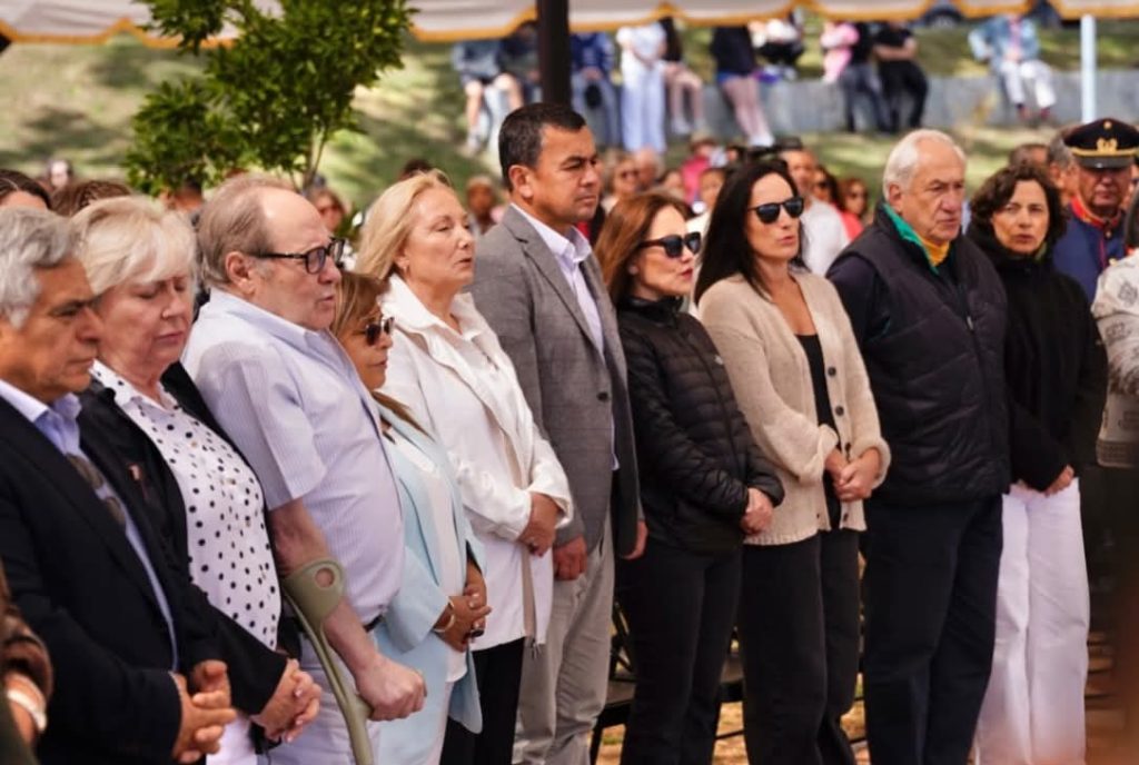 Realizan misa en recuerdo a expresidente Sebastián Piñera e instalan placa conmemorativa en Lago Ranco