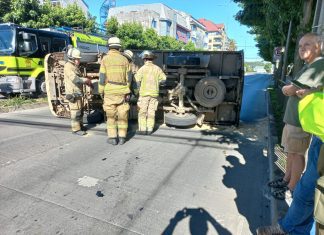 Violenta colisión con volcamiento en pleno centro de Osorno