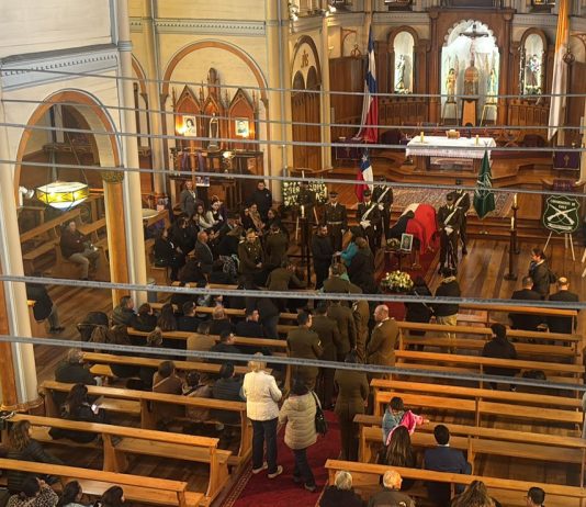 Con honores y en medio del dolor se desarrolla velatorio del mártir de Carabineros Javier Figueroa