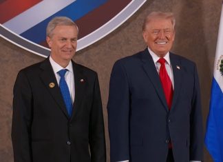 Kast participa en la cumbre «Escudo de las Américas» y posa en foto oficial junto a Donald Trump