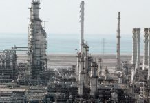 Frenético inicio de semana en mercados: Bolsas se desploman y petróleo rompe la barrera de los US$100