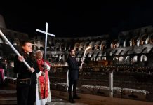 León XIV recuperó tradición de portar la cruz en multitudinario viacrucis