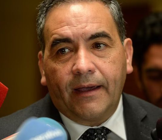 Senador Espinoza tilda de populistas a congresistas que devolvieron tarjeta de bencina