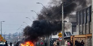 Cansados de robos y narcos: vecinos de Alerce Norte desalojan y queman enseres de presuntos delincuentes