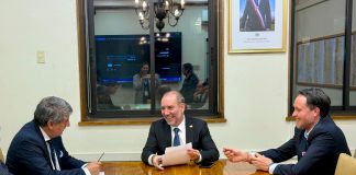 Gobernador Santana y alcaldes de Puerto Montt y Puerto Varas gestionan proyectos clave de conectividad ante el Gobierno