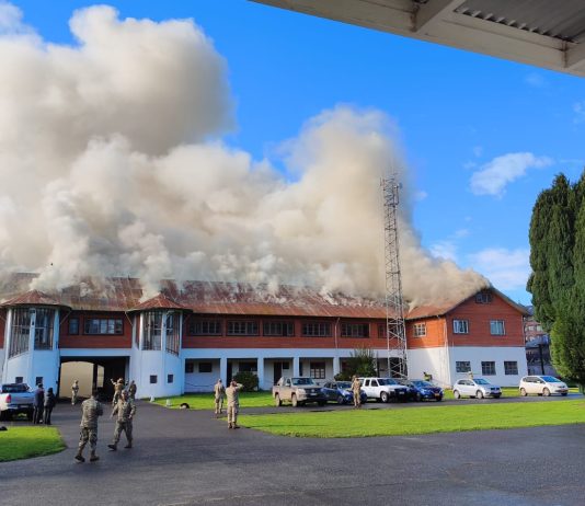 Incendio de grandes proporciones afecta a dependencias del Regimiento Arauco en Osorno