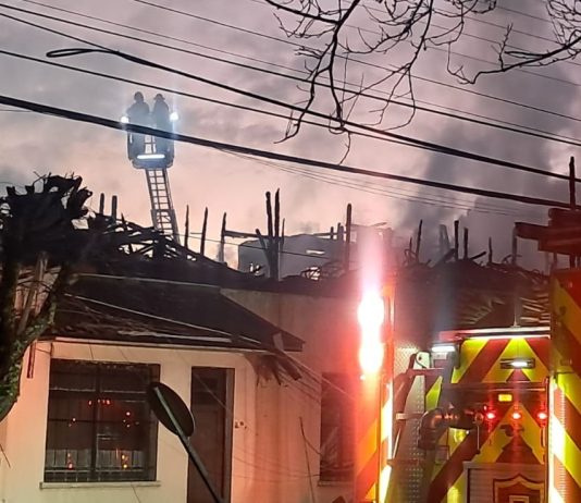 Fiscalía anuncia que expertos de Temuco y Puerto Montt investigarán incendio en Regimiento Arauco