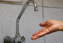 Emergencia en Calbuco: Rotura de matriz deja sin agua a 378 clientes y obliga a suspender clases