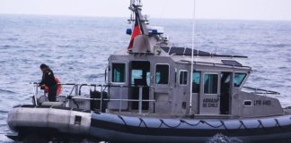 Investigan muerte de padre y su hija de 4 años tras volcar bote auxiliar en isla Puluqui
