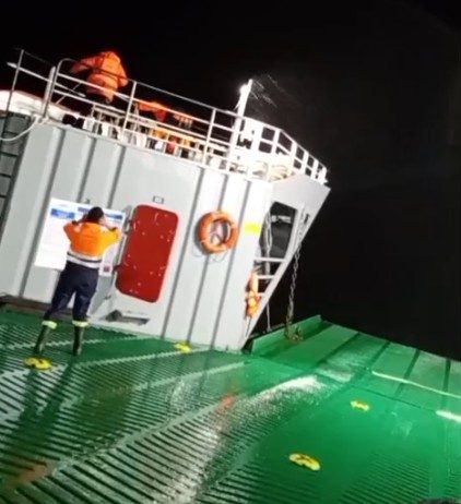 Emergencia Marítima en Caleta Puelche: Autoridad Activó Operativo de Rescate para Barcaza «Trehuaco»