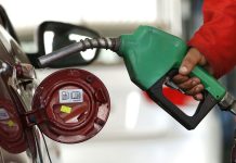 Hacienda: bencinas y diésel bajarán cerca de $100 a partir de este jueves