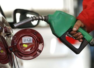 Hacienda: bencinas y diésel bajarán cerca de $100 a partir de este jueves